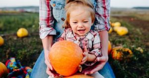 mother-and-daughter-sitting-on-pumpkins.jpg__490x260_q75_crop_subsampling-2