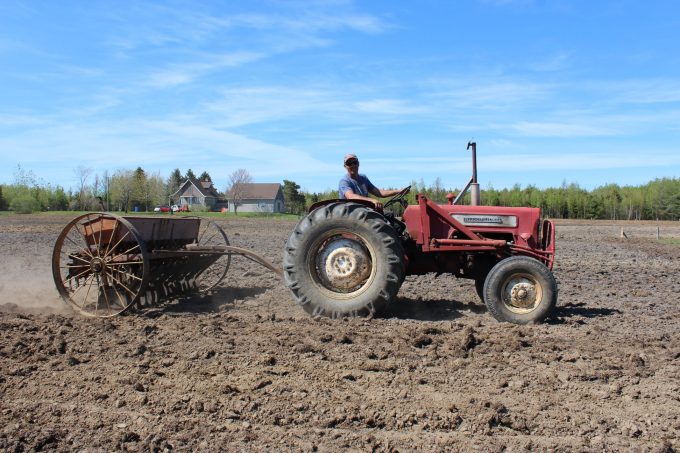 Travail au champ tracteur